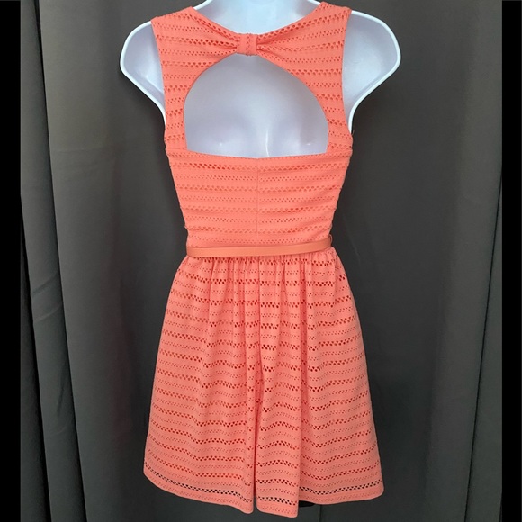 Woman’s dress - Picture 2 of 4